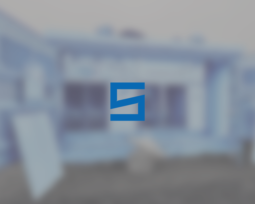 Blaues SeLa‑Service‑Logo vor unscharfem Gebäudehintergrund.